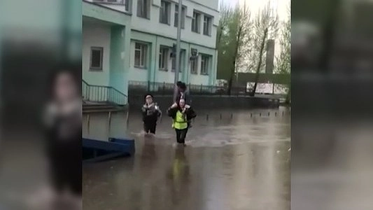 Екатеринбуженка поблагодарила сотрудников ГИБДД за спасение: во время ливней ее с детьми вынесли из авто