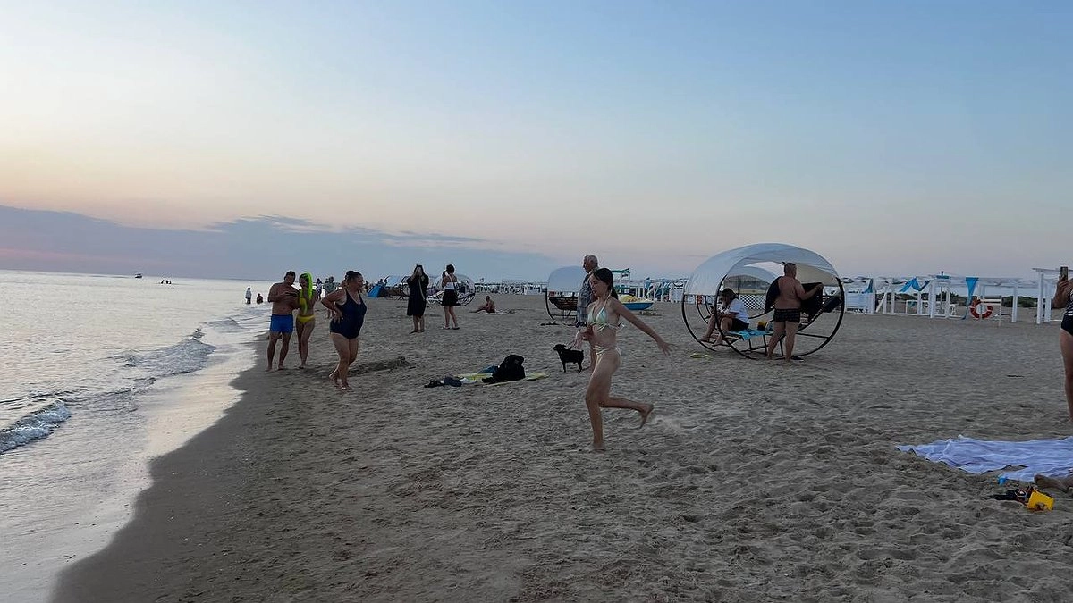 Курорт дорогого разочарования: море холодное, вип-места свободные, люди ютятся на тонкой полосе, еда по цене чёрной икры