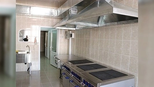 Следователи и ФСБ проверяют столовую в Екатеринбурге, которая кормила заболевших школьников