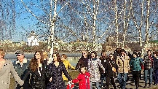 "Скверу быть!": около 3000 человек пришли вновь обнять парк около Театра драмы