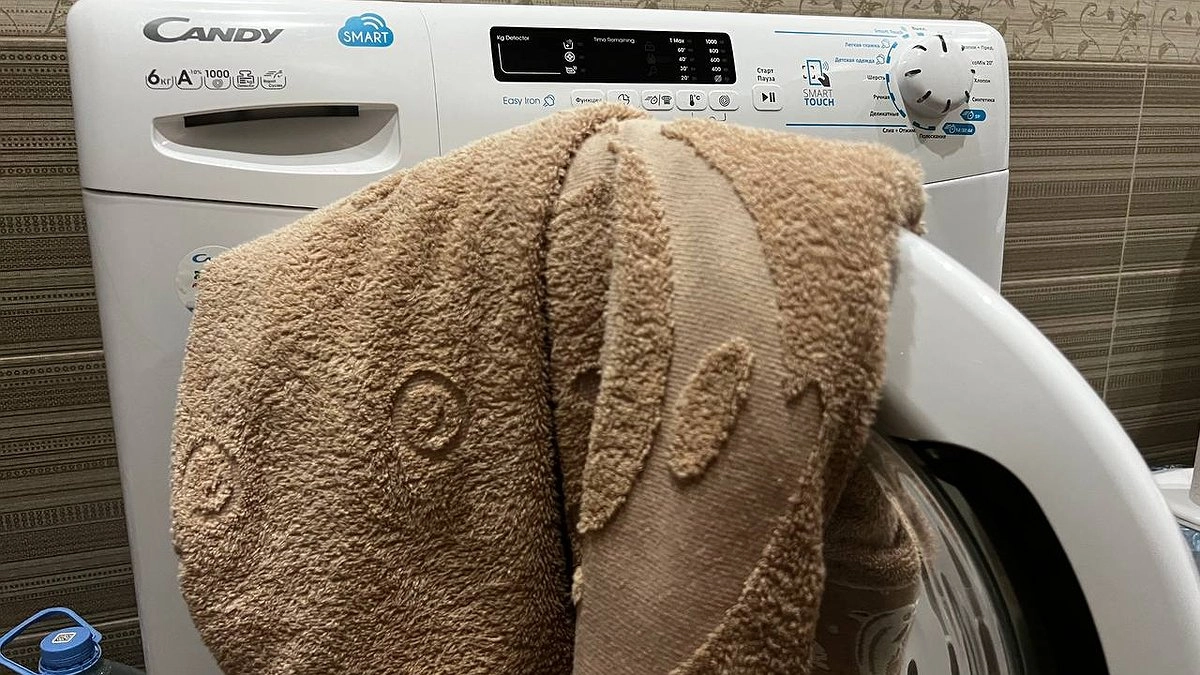 1 пакетик в барабан – и даже самые грязные тряпки станут белее снега: как отстирать полотенца легко и без усилий