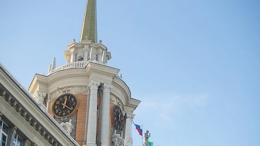 В Екатеринбурге повысят зарплаты муниципальным служащим и главе города