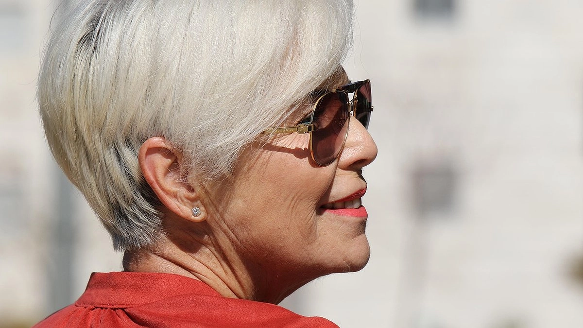 Главная картинка новости: Модные стрижки для дам 50+, не требующие укладки. Какую прическу обязательно нужно выбрать в 2025 году и не пожалеть