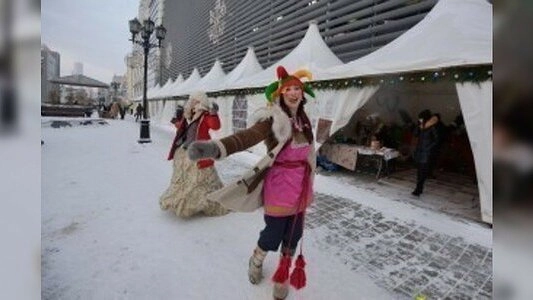 Главная картинка новости: В Екатеринбурге на улице Вайнера горожанам предлагают отправиться в «Рождественское путешествие»