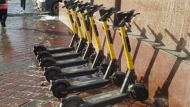 Екатеринбурженка впала в кому после падения с электросамоката