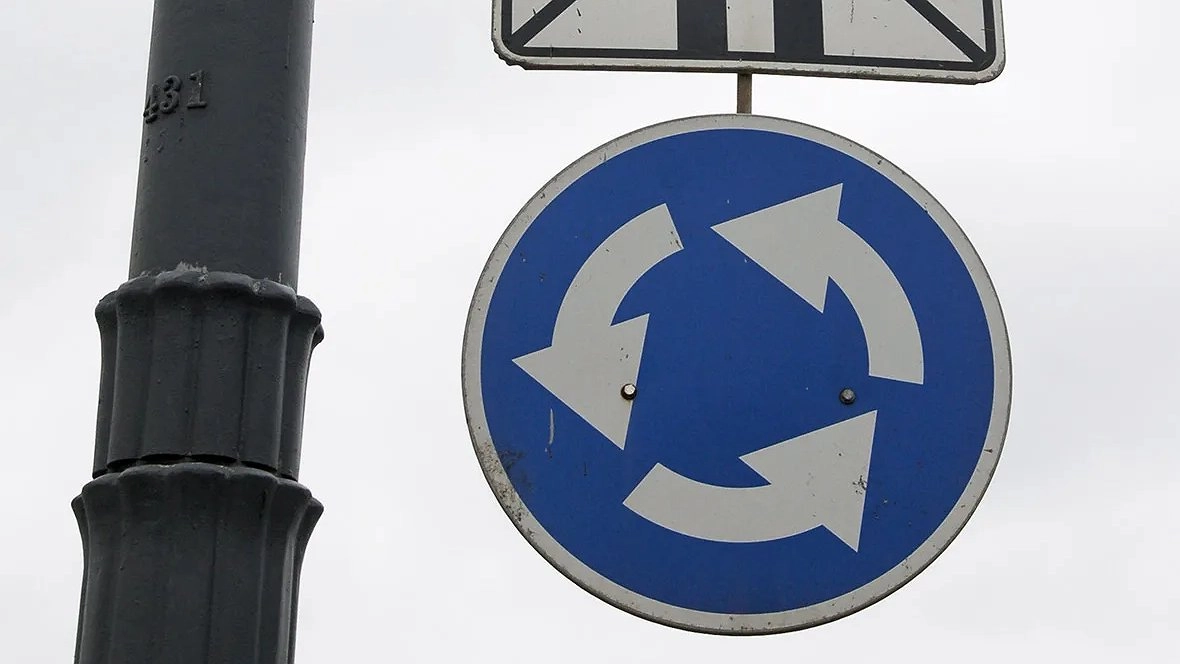 В Екатеринбурге у ТЦ «Калина» запустили движение по новому путепроводу