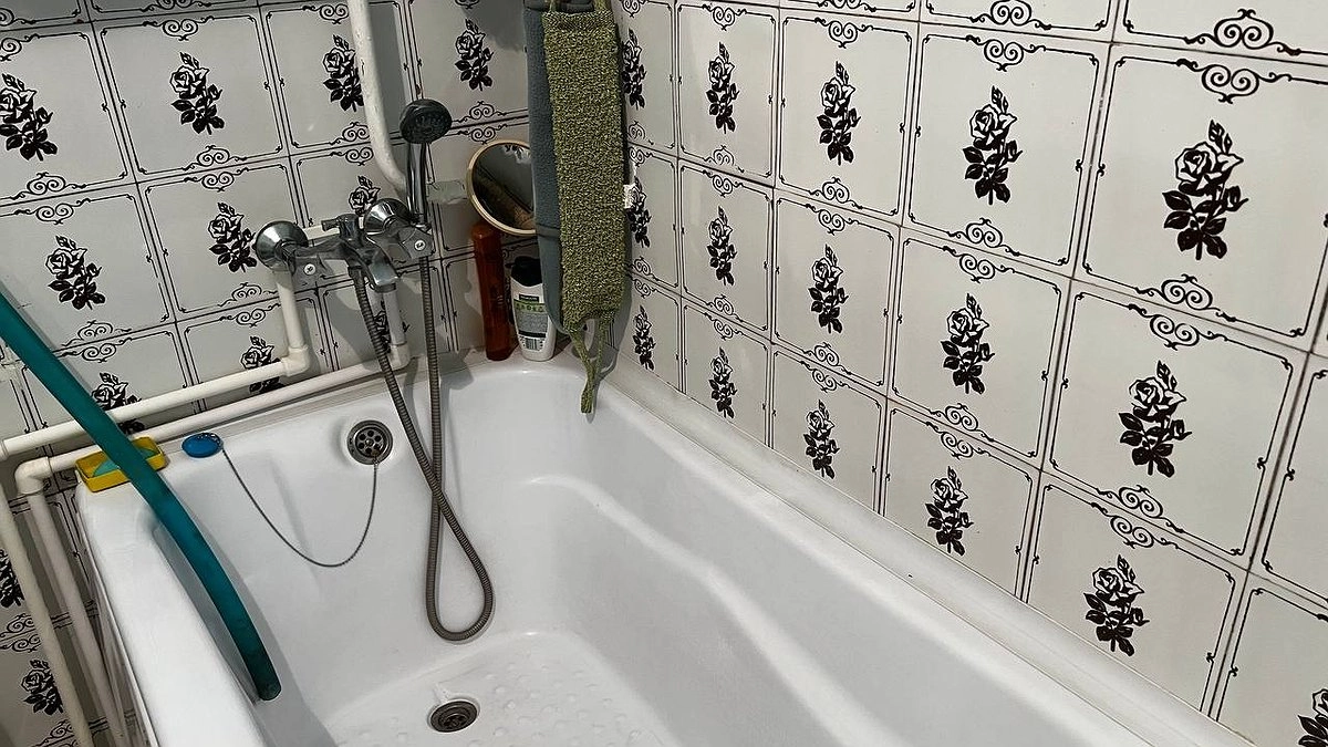 2 ложки — и ванна засияет чистотой через 5 минут: этот недорогой состав творит чудеса