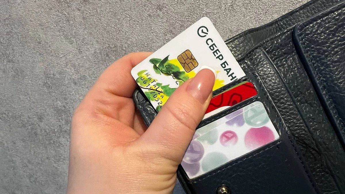 Владельцам старых карт Сбербанка придется платить за замену: эксперт объяснил, кому и сколько