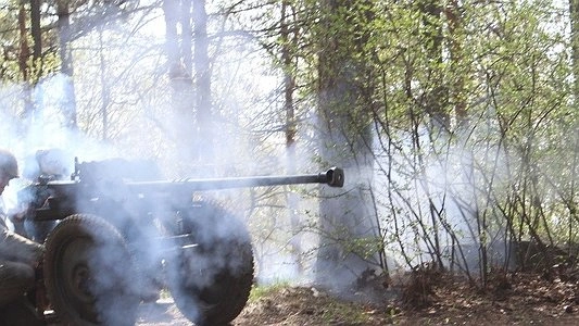 "Не стреляйте в наших, немцы!": в ЦПКиО воссоздали битву на Курской дуге в 1943 году