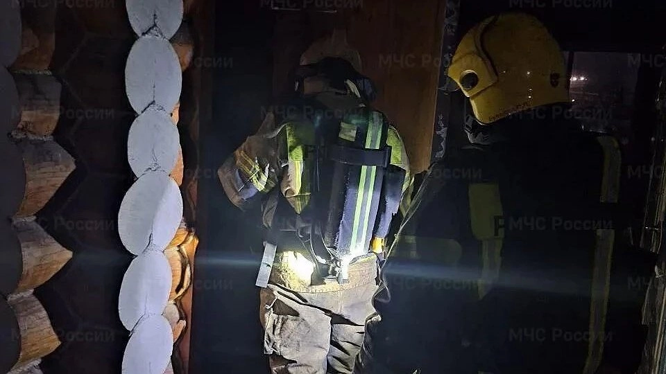 Пожар в действующей церкви на Урале: огонь вспыхнул в трапезной, спасатели боролись за святыню