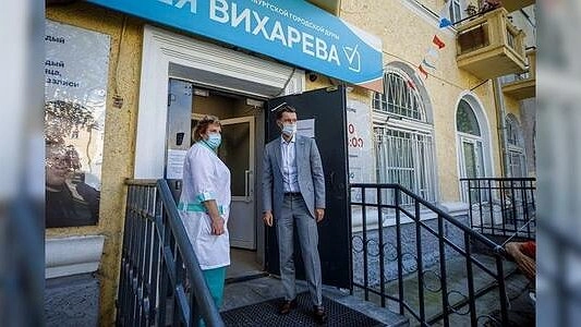 Главная картинка новости: Больше двух тысяч жителей Екатеринбурга привились от коронавируса во дворе