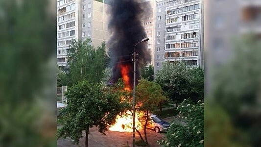 На Шварца в Екатеринбурге утром сгорел «Фольксваген Туарек» - 1 июня 2015 года