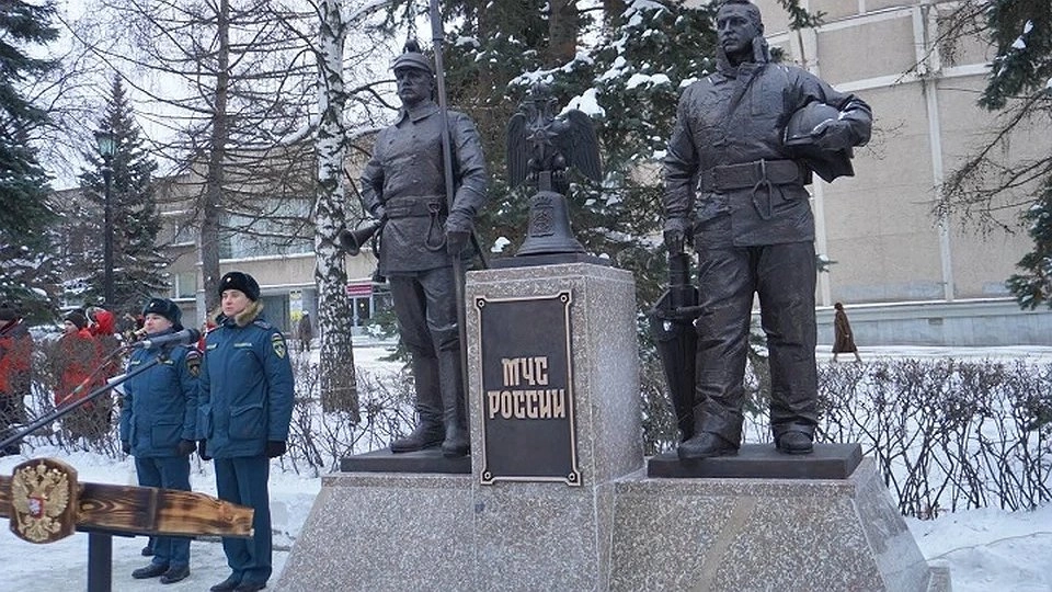 В память о подвиге: в Нижнем Тагиле открыли памятник сотрудникам МЧС