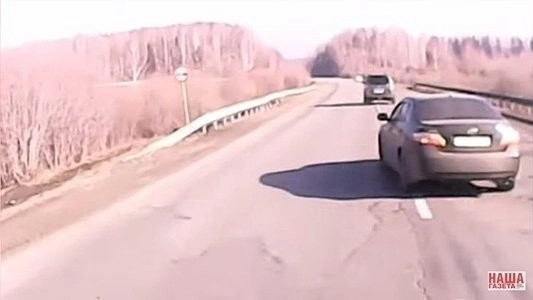 На трассе Нижний Тагил-Серов бывший следователь устроил гонки и стрельбу из пистолета - видео - апрель 2015