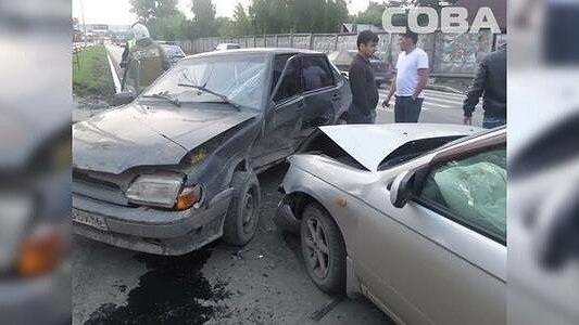 ДТП в Екатеринбурге: Лада врезалась в иномарку на Краснокамской - 8 июня 2015