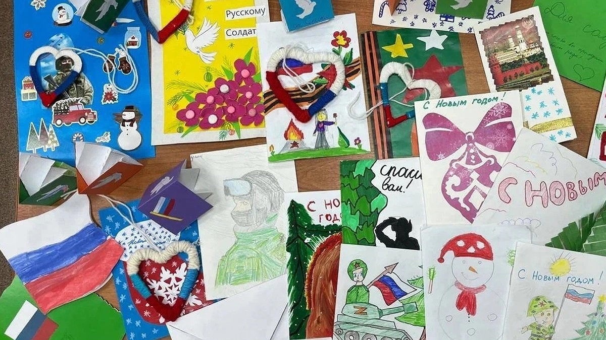 Из уральских школ — на линии огня. Екатеринбург отправил детям в Белгородскую и Курскую области сотни новогодних подарков