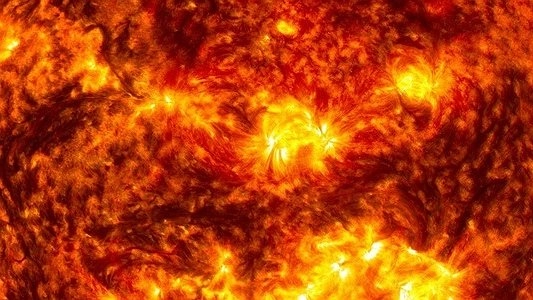 NASA показало уникальное видео гигантской дыры на Солнце видео