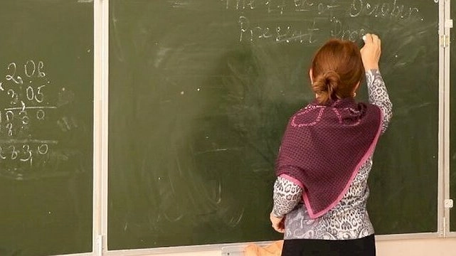 Главная картинка новости: Неудачно сфотографировал домашку: учитель Екатеринбурга выиграла дело о компенсации за публикацию её фото в чате