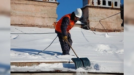 В Екатеринбурге рабочий сорвался с крыши во время уборки снега