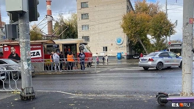 Главная картинка новости: Трамваи встали в пробку на Малышева: движение парализовано из-за ЧП с пассажиром