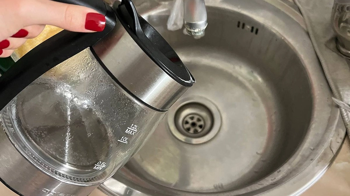 Почему запрещено выливать кипяток в раковину и унитаз – разъясняет практикующий сантехник