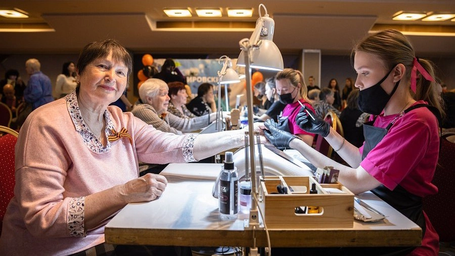 В Екатеринбурге салоны красоты бесплатно поздравили ветеранов с Днём Победы