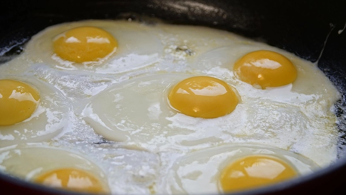 Не сало и не масло, а в 100 раз полезнее: на чём жарят яичницу опытные хозяйки — запомните раз и навсегда