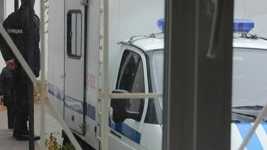 Главная картинка новости: В Екатеринбурге посреди ночи полицейские вызволили женщину с ребенком из домашнего плена