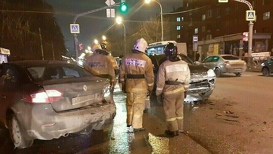 Главная картинка новости: На Вторчермете столкнулись две иномарки: пострадал человек