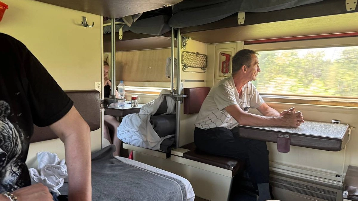 Пассажиры не поделили столик - со скандалом и криком сняли с поезда: вот почему