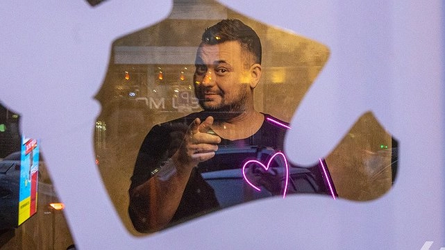 Мечтал семь лет: Сергей Жуков наконец-то открыл в Екатеринурге бар «Руки Вверх!»