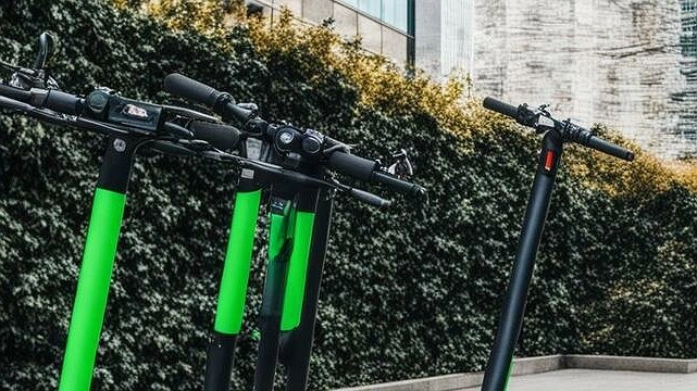 Главная картинка новости: В Екатеринбурге подросток-самокатчик сбил женщину с коляской и сбежал 