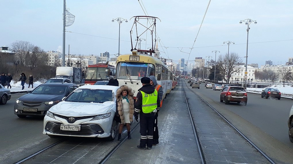 Главная картинка новости: В Екатеринбурге выделят 50 км трамвайных путей для защиты от автомобилистов