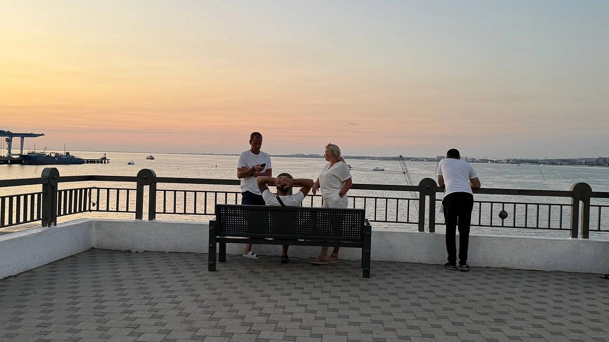 Это русское слово пишут с ошибками даже учителя, хотя видят его каждый день - объясняю правило