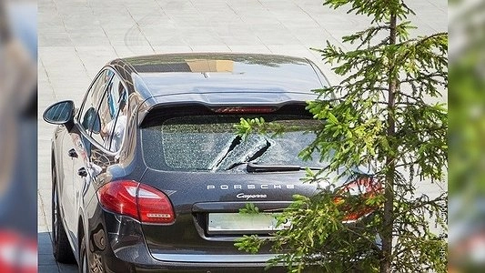 Екатеринбуржец, разгромивший на стоянке у Заксобрания депутатские Porsche и Mercedes, выместил свою обиду на жизнь - 17 июня 2015 года