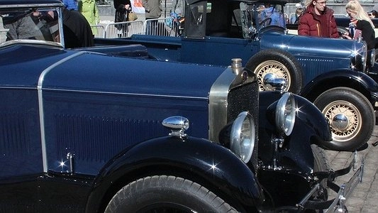На площади 1905 года в Екатеринбурге проехались столетние автомобили из музея ретромашин УГМК