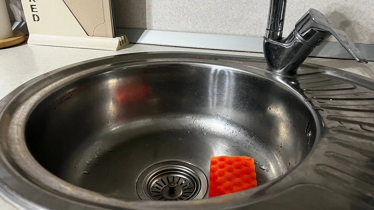 Грязь мигом вылетит из труб: 4 способа добиться идеальной чистоты слива без вантуза