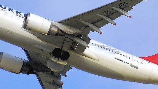 Из-за снегопада в Екатеринбург в аэропорту «Кольцово» не смогли вылететь самолеты из Праги и Стамбула