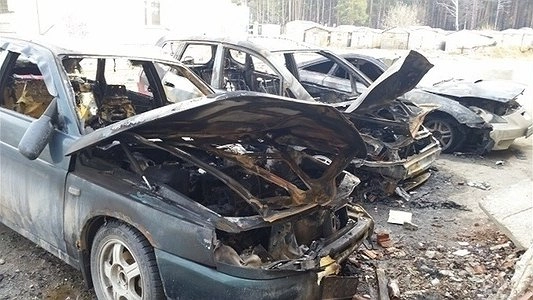 Главная картинка новости: В Екатеринбурге сгорело более 30 машин: кто поджигает машины - версии, как вычислить поджигателей, как спасти машину - апрель 2015 года