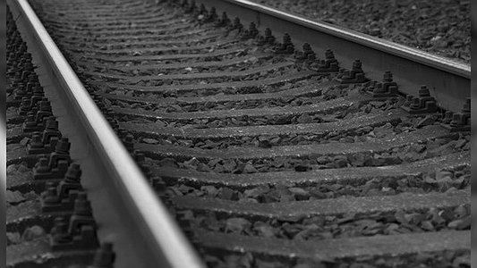 Главная картинка новости: Поезд остановился в Екатеринбурге из-за брошенного на рельсах «Мерседеса» - 22 марта 2015 года