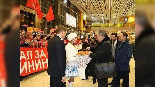 Главная картинка новости: Встречали под барабанную дробь: в Екатеринбург приехал кандидат в президенты от КПРФ Павел Грудинин