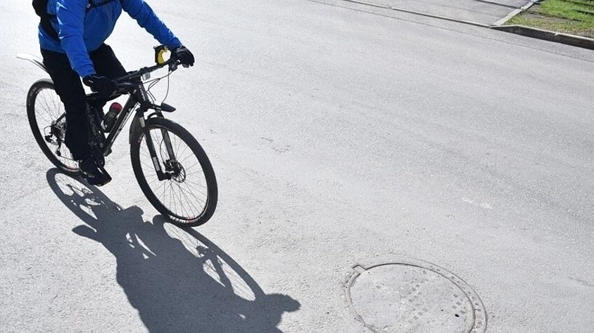 В Екатеринбурге около общежития техникума заметили извращенца на велосипеде