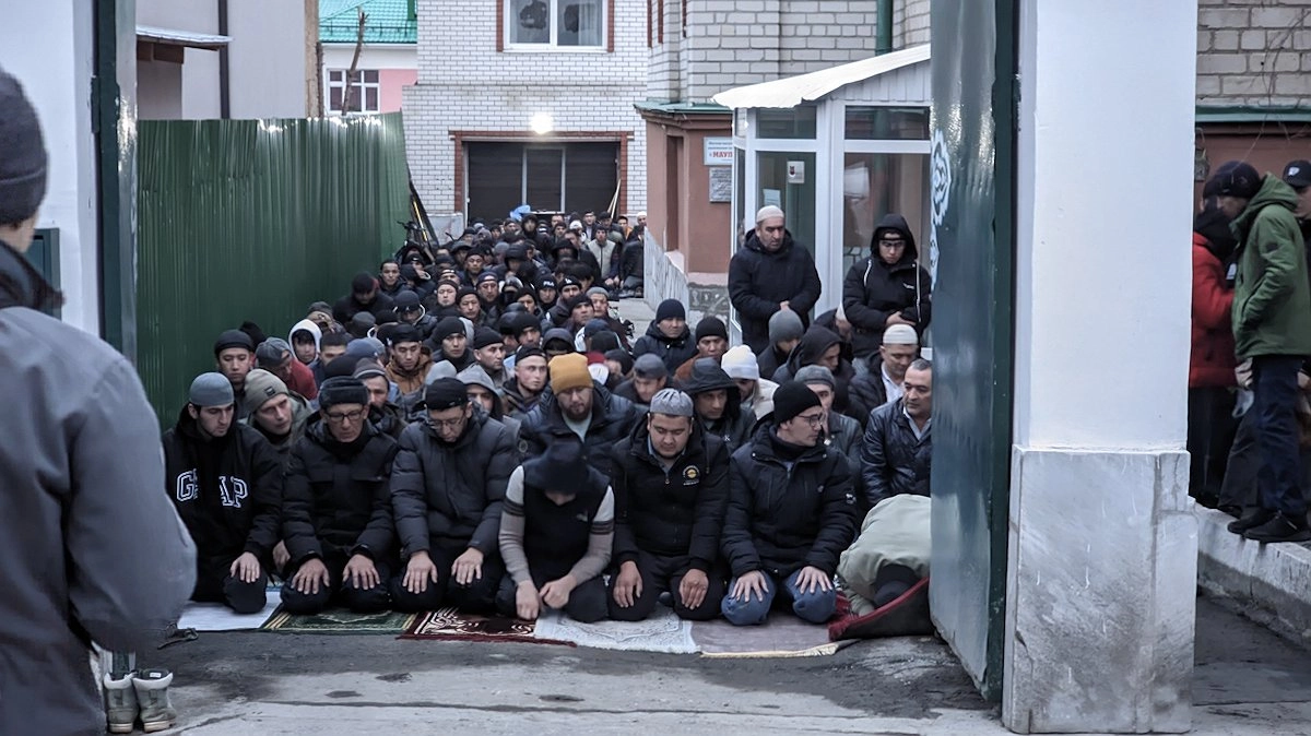 Вопреки всем запретам: мусульмане в мечетях Екатеринбурга отмечают конец Рамадана