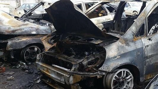 В Екатеринбурге неизвестный поджег три иномарки во дворе жилого дома на Гастелло