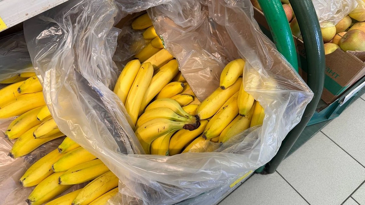Продавцы "Магнита" и "Пятерочки" постоянно охотятся за пакетиками из коробок с бананами — забирайте тоже