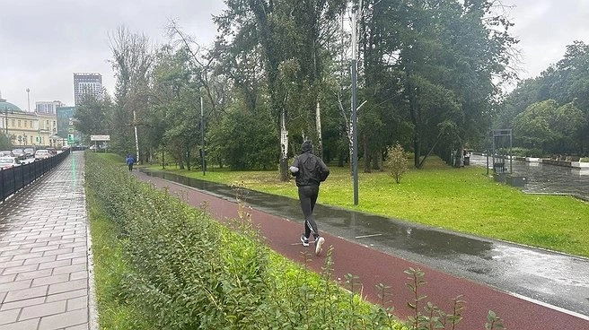 Екатеринбург укрылся зонтами: как город переживает первый осенний ливень