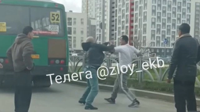 Драка на маршруте: водители автобусов устроили потасовку из-за графика