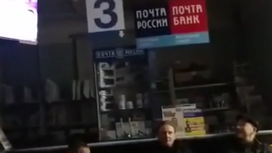 Около 30 человек забаррикадировались в екатеринбургском отделении "Почты России"