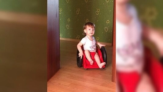 Главная картинка новости: «Играем с дочкой в догонялки»: мама парализованной девочки рассказала, как возвращает ребенка к нормальной жизни - помочь Богдане Комаровой в Екатеринбурге