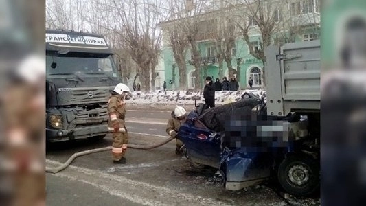 Главная картинка новости: Тягач в Каменске-Уральском раздавил «Ладу» из-за нарушения скоростного режима и несоблюдения дистанции 11 февраля 2015 года
